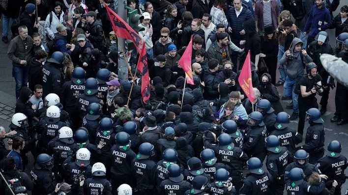 Demonstranten und Kräfte der Polizei stehen am 1. Mai am Kottbusser Tor in Berlin