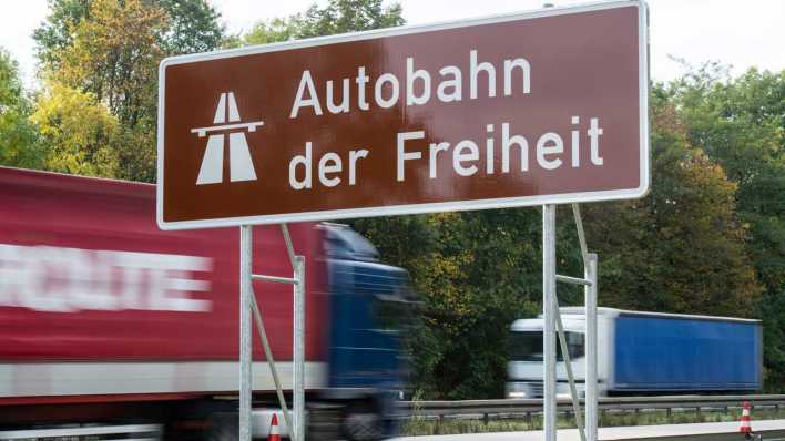 ARCHIV: Eine Hinweistafel an der Autobahn A 12 mit der Aufschrift "Autobahn der Freiheit" steht in Frankfurt (Oder) (Brandenburg) (Bild: picture alliance / ZB)