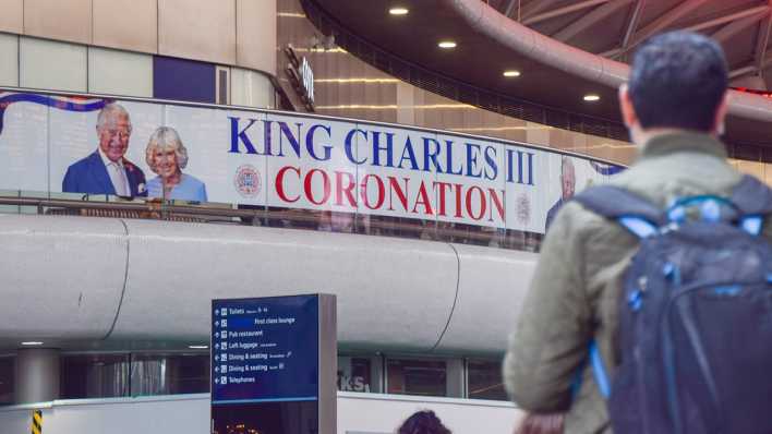 Ein Plakat an der Bahnstation King's Cross kündigt die Krönung von König Charles III. an.