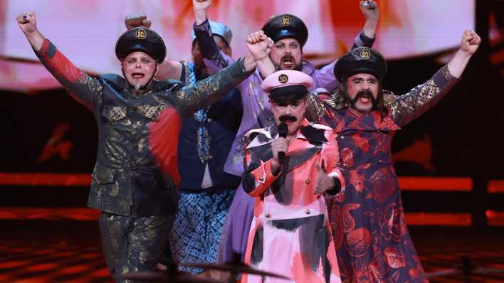 Let 3 bei ihrem Auftritt im Halbfinale des Eurovision Song Contest für Kroatien