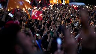 Anhänger des türkischen Präsidenten Erdogan feiern vor seiner Residenz.