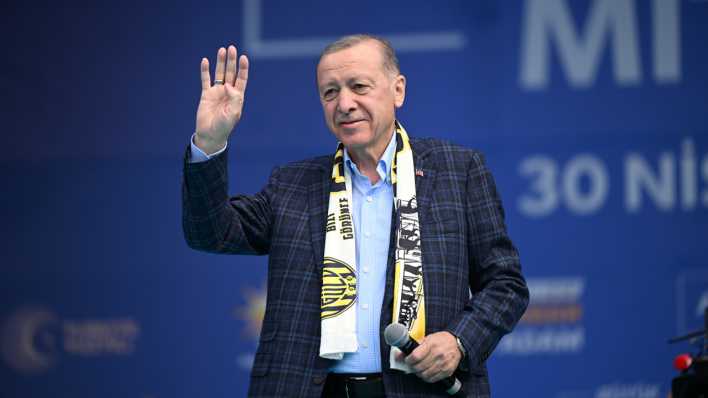 Der türkische Präsident Erdogan bei einer Wahlkampfveranstaltung auf der Bühne.