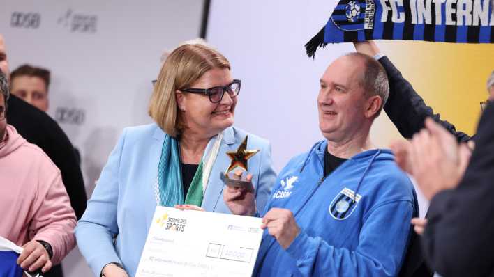 Gerd Thomas (FC Internationale Berlin 1980 e.V.) und Martina Palte (Berliner Volksbank eG) bei der Goldpreis-Verleihung "Großer Stern des Sports 2023"