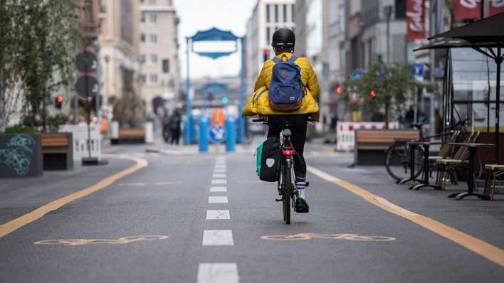 Ein Radfahrer ist im September auf der für den Autoverkehr gesperrten Teil der Friedrichstraße unterwegs. (Archivbild)