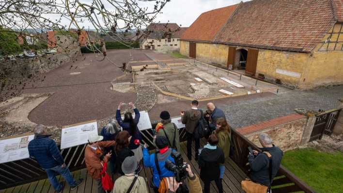 02.05.2023, Sachsen-Anhalt, Memleben: Blick auf die Umrisse der Monumentalkirche aus dem 10. Jahrhundert in der Kaiserpfalz Memleben (Bild: dpa)