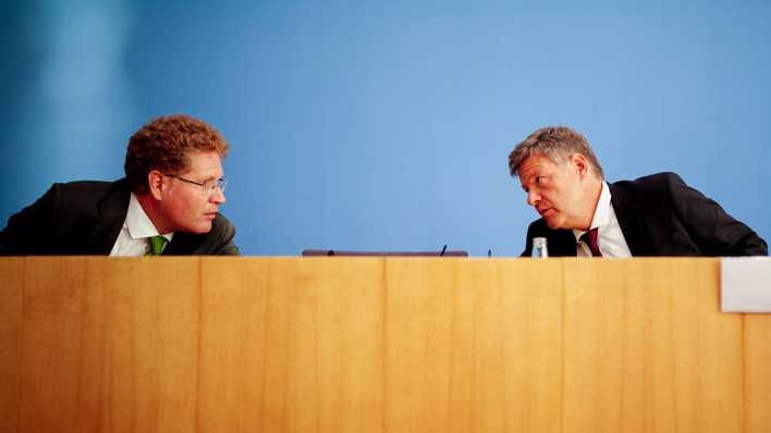 Robert Habeck (Bündnis 90/Die Grünen, r), Bundesminister für Wirtschaft und Klimaschutz (BMWK), und Patrick Graichen, Staatssekretär im BMWK