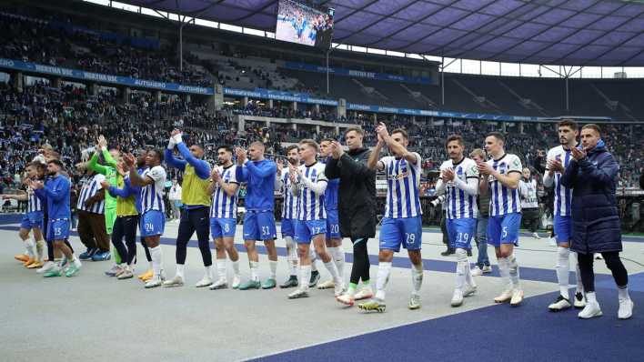 Hertha-Spieler feiern einen Sieg und gehen auf Fans auf der Tribüne zu. (Quelle: Picture Alliance)