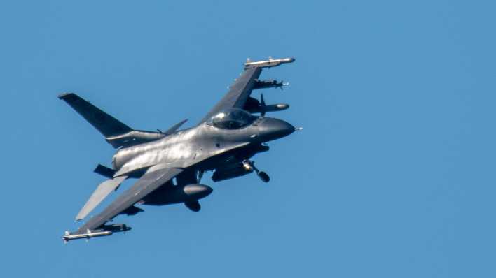 Symbolbild: Ein Kampfflugzeug vom Typ F-16 Fighting Falcon