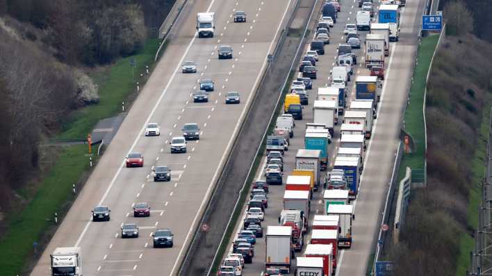 Auf einer Autobahn in Deutschland stauen sich Lkw. (Quelle: Picture Alliance)
