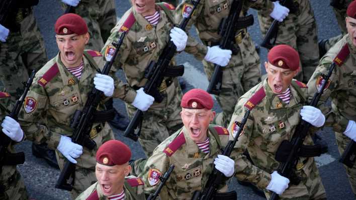 Russische Soldaten marschieren zum Roten Platz zu einer Militärparade