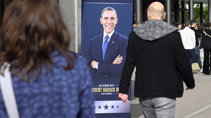 Ein Plakat in Zürich zeigt Ex-US-Präsident Barack Obama, der gerade auf Europareise ist und in mehreren Städten auftritt.