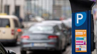 Ein Parkscheinautomat steht am Straßenrand in Berlin.