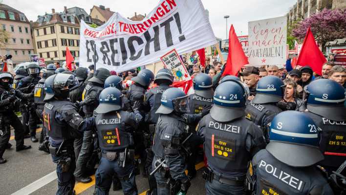 Einheiten der Polizei geraten bei einer Kundgebung zum Tag der Arbeit (1.Mai) mit Demonstranten an einander