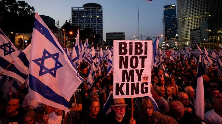 06.05.2023, Israel, Tel Aviv: Israelis protestieren gegen die Pläne der Regierung von Premierminister Netanjahu, das Justizsystem zu reformieren (Bild: Ariel Schalit/AP/dpa)