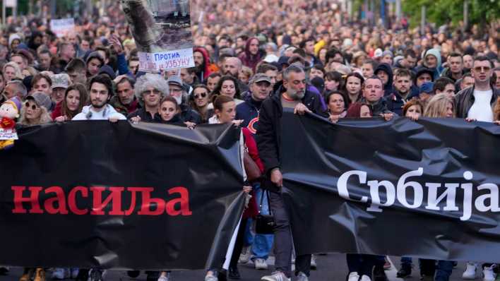 Demonstrationszug in Serbien