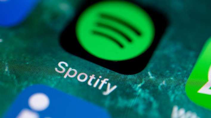 App des Musikdienstes Spotify wird auf dem Display eines iPhone_foto: dpa/Fabian Sommer