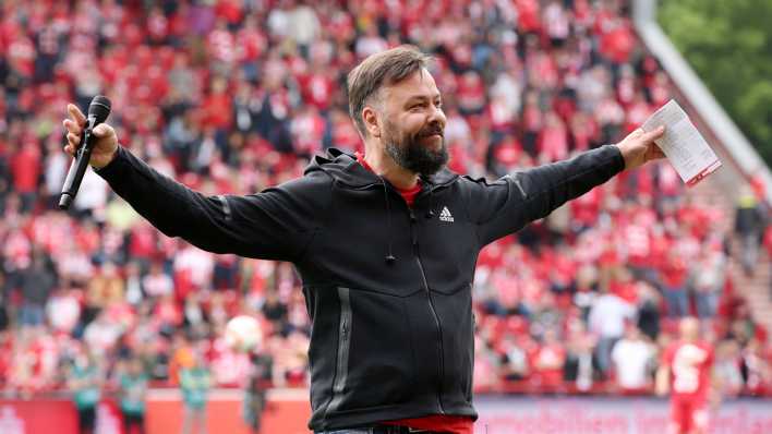 Christian Arbeit, Stadionsprecher von Union Berlin, vor den Fans auf der Tribüne.