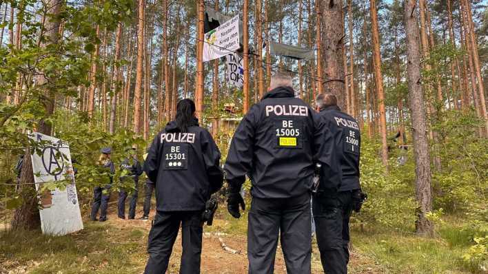 In der Berliner Wuhlheide hat die Polizei mit der Auflösung eines Protest-Camps von etwa 100 Aktivisten begonnen