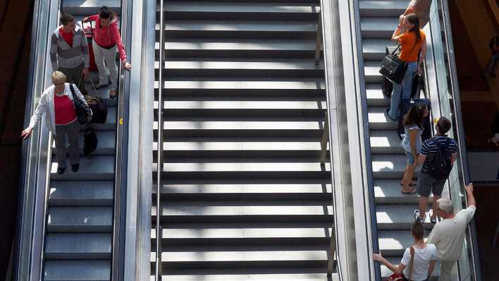 Reisende auf Rolltreppen im Berliner Hauptbahnhof