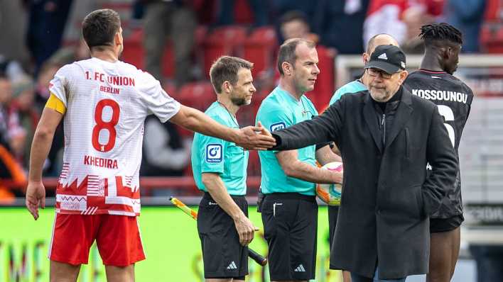 Unions Rani Khedira bedankt sich nach dem Spiel gegen Leverkusen bei seinem Trainer Urs Fischer.