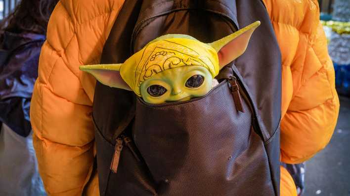 Eine Baby-Yoda-Figur in einem Rucksack.