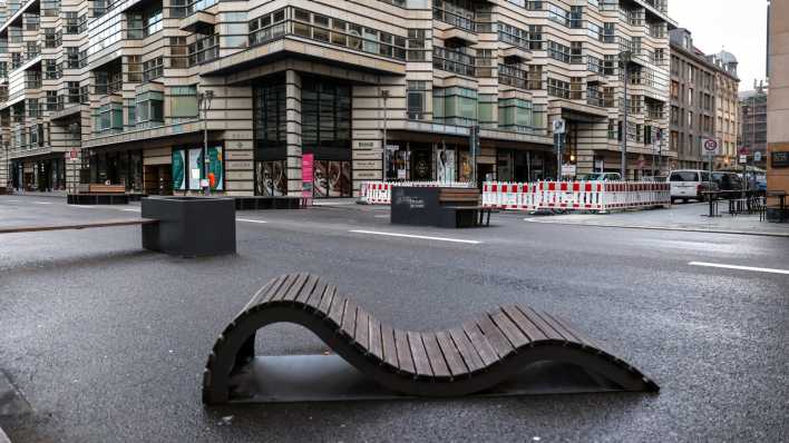 Eine Holzliege steht auf der für den Autoverkehr gesperrte Friedrichstraße (Bild: picture alliance / Jochen Eckel)