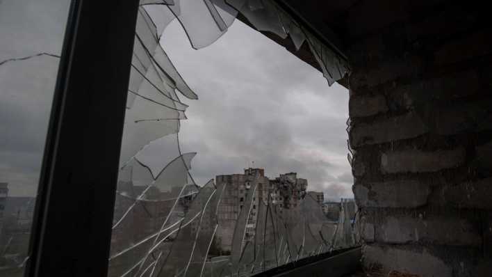 Blick durch ein zerstörtes Fenster in Bachmut