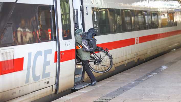 Ein Radfahrer steigt in einen ICE der Deutschen Bahn