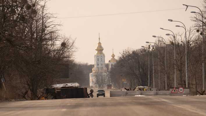 Archivbild: Ein Auto deruchquert einen Checkpoint auf dem Weg in die russische Stadt Belgorod (Bild: picture alliance / AP)