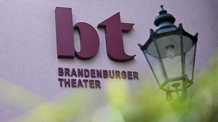 Das Logo des seit über 200 Jahre bestehenden Brandenburger Theaters in Brandenburg an der Havel_foto: dpa/Jonathan Penschek