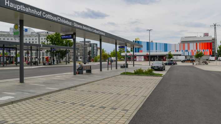 Der sanierte Vorplatz mit Parkplatz, Bus- und Straßenbahnhaltestellen am Hauptbahnhof Cottbus.