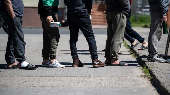 Migranten stehen in einer Schlange in der Erstaufnahme-Einrichtung (EAE) des Landes Brandenburg in Eisenhüttenstadt.