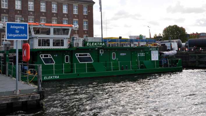 Das emissionsfreies Schubboot "ELEKTRA" der TU Berlin im Berliner Westhafen (Bild: dpa / Zapotocky Ales)