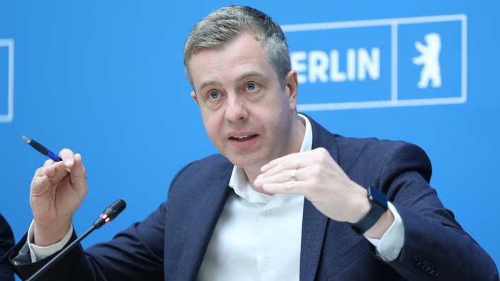 Stefan Evers (CDU), Finanzsenator, spicht auf einer Pressekonferenz nach der Sitzung des Berliner Senats (Bild: dpa / Joerg Carstensen)