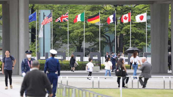 Flaggen vor dem G7-Gipfel in Hiroshima