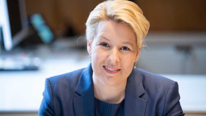 Franziska Giffey (SPD), Berliner Senatorin für Wirtschaft, Energie und Betriebe, sitzt in ihrem Büro in der Senatsverwaltung.