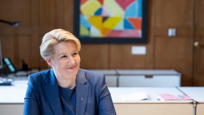 Franziska Giffey (SPD), Berliner Senatorin für Wirtschaft, Energie und Betriebe, sitzt in ihrem Büro in der Senatsverwaltung.