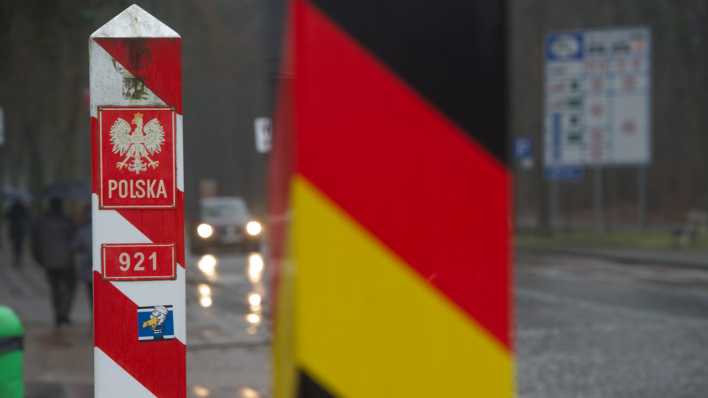 Deutsche und polnische Grenzpfähle stehen auf der Ostseeinsel Usedom an der Straße vom Grenzübergang (Bild: picture alliance/ dpa)