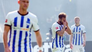 Herthas Torschütze Lucas Tousart (M) und seine Mitspieler Florian Niederlechner (l) und Marton Dardai (r) zeigen sich nach dem Schlusspfiff enttäuscht.