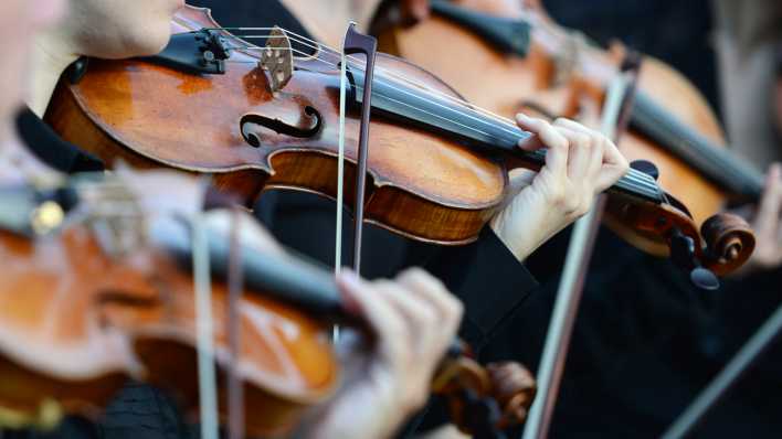 Archivfoto: Violinisten während eines Brandenburger Sommerkonzerts 2013 in Rheinsberg.