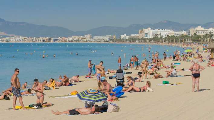 Touristen am Strand von Mallorca