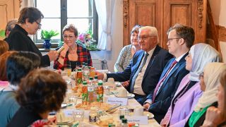 Bundespräsident Frank-Walter Steinmeier spricht in Senftenberg mit Frauen vom Verein "Unsere Welt".