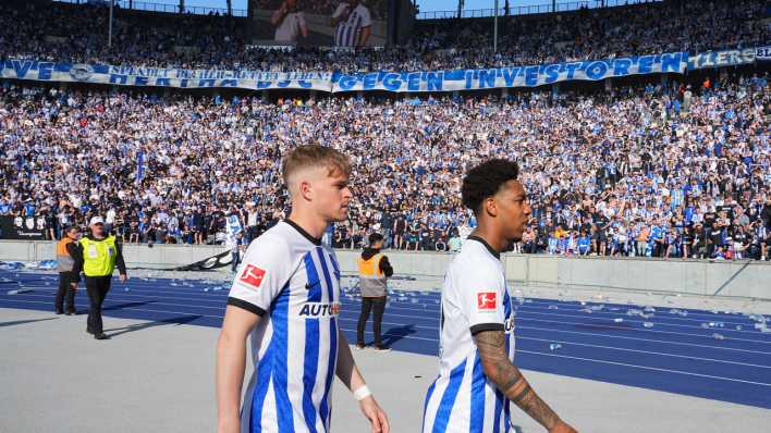 Hertha-Spieler nach dem Abstieg vor der Ostkurve