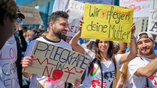 Pflegekräfte während der Demonstration "Fünf nach Zwölf" in Berlin (Bild: dpa / Christian Ditsch)