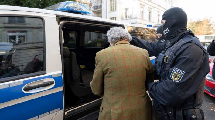 Die Festnahme von Heinrich Prinz Reuß im Dezember 2022 (Bild: dpa / Boris Roessler)