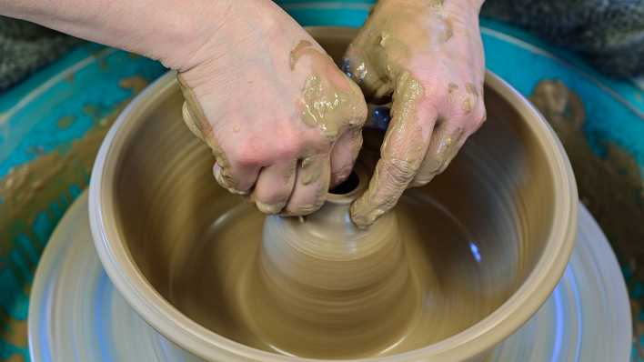 Tage der Offenen Ateliers Brandenburg 2023_Töpfern einer Keramik auf der Töpferscheibe_foto: dpa/Patrick Pleul