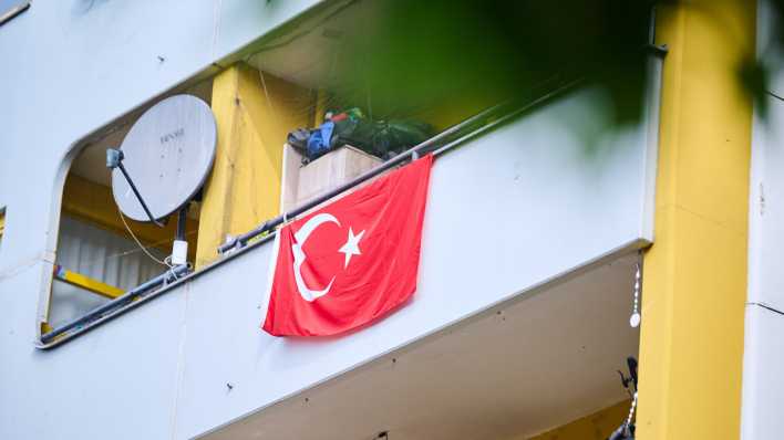 Auf einem Balkon in der Nähe vom Kottbusser Tor hängt eine türkischen Flagge.