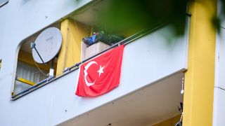 Auf einem Balkon in der Nähe vom Kottbusser Tor hängt eine türkischen Flagge.