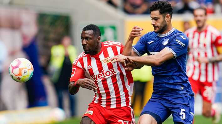 Unions Sheraldo Becker (l) und Hoffenheims Ozan Kabak kämpfen um den Ball.