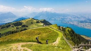 Aussicht von der Rigi-Spitze "Rigi-Kulm" über die umliegende Berglandschaft.